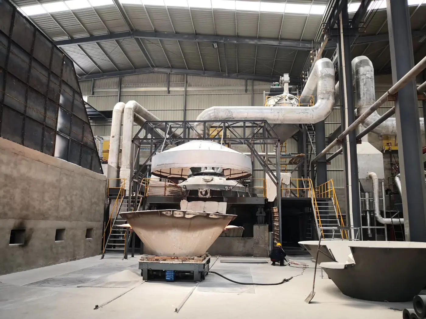 Electric arc furnace smelting white fused alumina